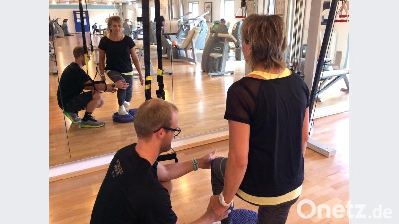 In der Onkologischen Trainings- und Bewegungstherapie OTT kümmern sich speziell ausgebildete Physiotherapeuten wie Martin Weinfurter um die Patienten. Adele Schütz