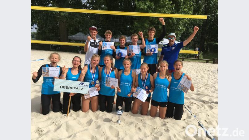 Die Oberpfälzer freuen sich über den Erfolg beim Bayernpokal Beach in Ingolstadt: Hinten von links: Paul Seidel  (Auswahltrainer Mädels), Jonathan Helm (Amberg), Fabian Schwab, Lorenz Ponnath (beide Regenstauf), Simon Breinbauer (Weiden), Michi Brunner (Auswahltrainer Jungs). Vorne von links: Lisa Großmann (Amberg), Nicole Wagner (Schwandorf),Julia Polito (Hahnbach), Lotta Weiß (Weiden), Helena Drechsel  (Weiden), Samira Winkler (Regenstauf), Jasmin Ziereis (Neutraubling) und Lucy Riß (Amberg). exb