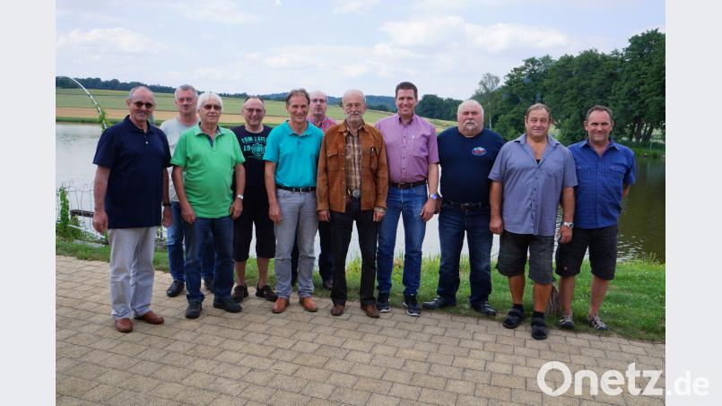 Bei den Ehrungen im Fischerzentrum Bühl standen Günter Graßler und Franz Beck (Fünfter und Sechster von links) im Mittelpunkt: Beide sind schon seit 40 Jahren im Fischereiverein. Dazu gratulierte Vorsitzender Tim Jüntgen (Vierter von rechts). oe