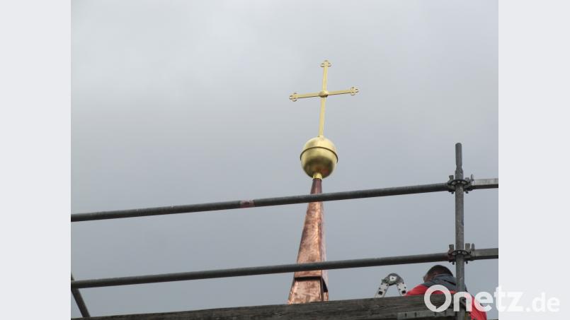 Von der Spitze des Kapellentürmchens grüßt das renovierte Kreuz. fg