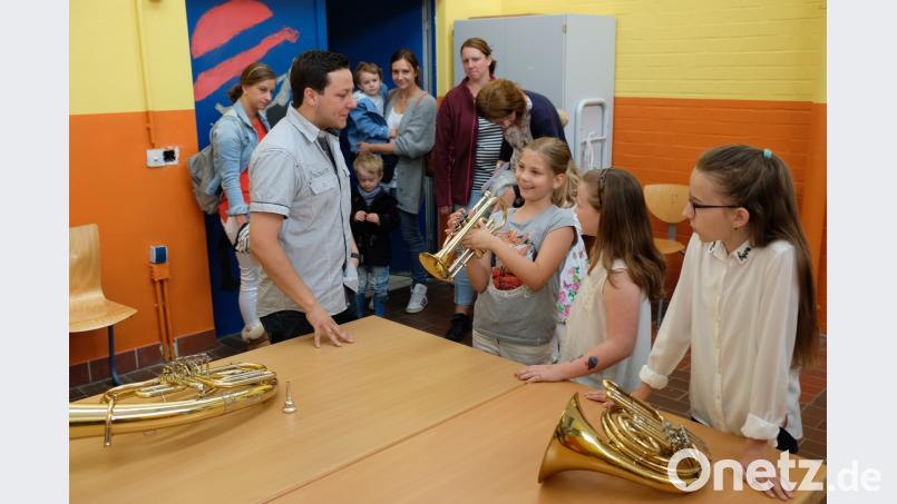 Fasziniert zeigen sich Kinder und Eltern von der Möglichkeit, unter fachkundiger Anleitung der Musiklehrerinnen und -Lehrer  ihr Lieblingsinstrument zu testen. do