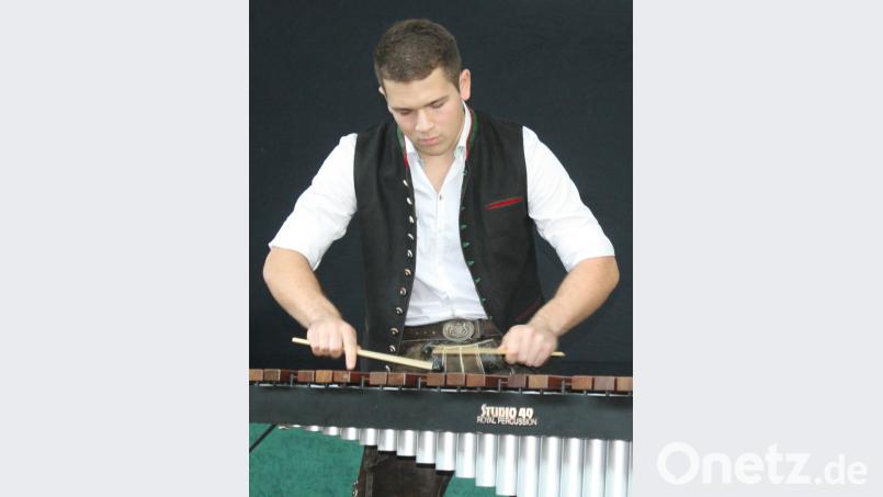 Mit den &quot;Erinnerungen an Zirkus Renz&quot; entfaltete der Abiturient Thomas Grießl eine mitreißende musikalische Dynamik. Begleitet wurde der von Jürgen Rohr. Bild: lg lg