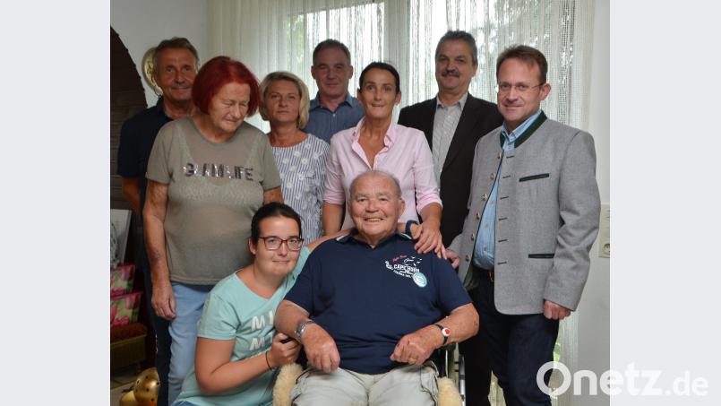 Ursula (Zweite von links) und Ludwig Treitz (vorne) freuen sich über die vielen Glückwünsche zur diamantenen Hochzeit. dob