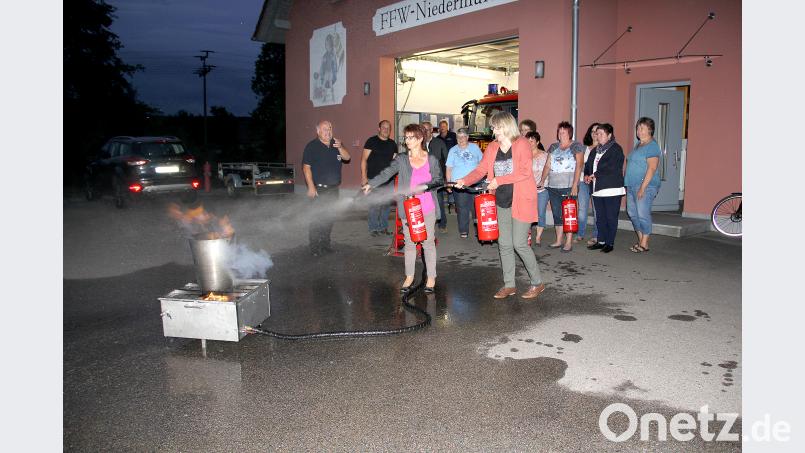 Unter der Anleitung von KBI Richard Fleck (links) hatten die Damen den simulierten Brand rasch unter Kontrolle. Die Übung (hier ein Teil der Anwesenden) hatte das Ziel, Funktion und Bedienung eines Feuerlöschers kennenzulernen und diesen im Brandfall richtig einzusetzen. boj