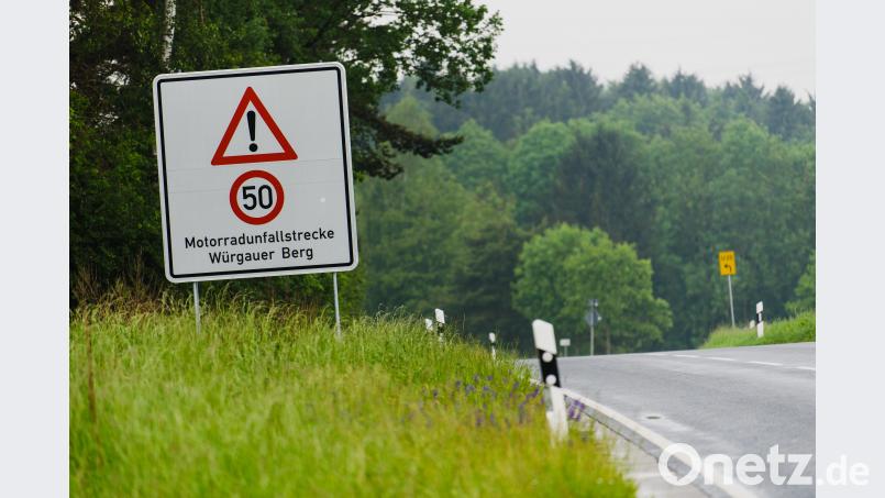 Um Unfälle zu verhindern, hat die Polizei den Würgauer Berg für Motorräder gesperrt. Nicolas Armer/dpa
