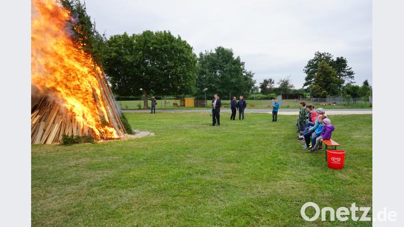In Wolfring brannte das Johannisfeuer am Samstag. Den kirchlichen Segen erhietl das Feuer von Pfarrer Michael Hoch Niebauer (NIB), Heinrich [NIB] (zeitungsbericht@nie-bauer.de)
