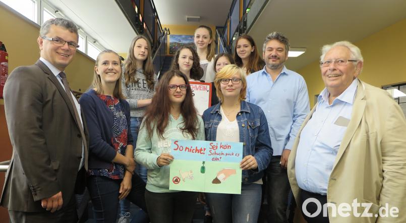 Bürgermeister Martin Birner (links) und Seniorenbeiratsvorsitzender Günther Pschorn (rechts) dankten Kunstlehrerin Juli Heigl (Zweite von links) und deren Schülerinnen für die künstlerische Umsetzung der Idee mit den „Hundekot-Tafeln“. rhi