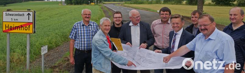 Wilfried Neumann und Gerhard Kederer vom Straßenbauamt, Stadtrat Stefan Schmidkonz, Baudirektor Henner Wasmuth, Bauleiter Silvio Sonnefeld von der Baufirma Rädlinger, Landtagsabgeordneter Tobias Reiß, Christian Gleißner vom Bauamt Bärnau, Bürgermeister Alfred Stier und Geschäftsstellenleiter Wolfgang Kaiser (von links) freuen sich, dass alle Vorarbeiten reibungslos über die Bühne gegangen sind. tr