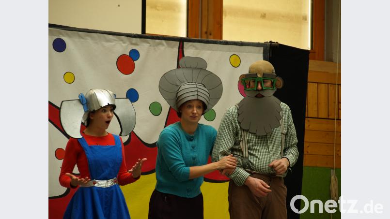 Superheldin Silver Jane möchte ihren Zieheltern Rupert, ihre große Liebe, vorstellen. Das sorgt für Aufregung auf und vor der Bühne. Das Englische White Horse Theater begeistert die Schüler des HCA-Gymnasiums mit zwei Vorstellungen. psba