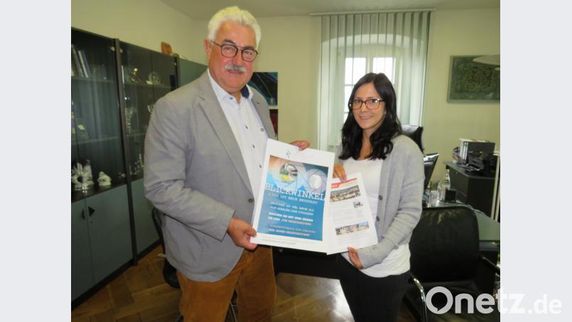 Bürgermeister Rupert Troppmann und Marina Kutzer von der Verwaltung stellen die Aktion vor. adj