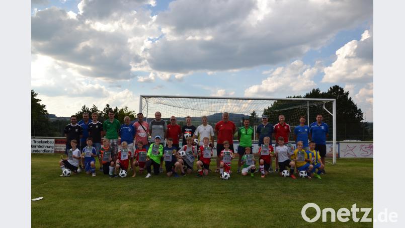 Stolz nahmen die Spielführer der jeweiligen Mannschaften der E- und F-Junioren die Pokale und Urkunde entgegen. Mit dabei waren ihre Trainer und Betreuer. gi