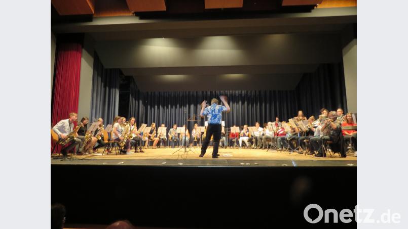 Lehrer Hermann Heinrich dirigierte seine Bigband mit jugendlichem Schwung. ubb