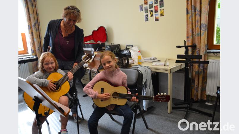 An den Gitarren zu zupfen geht schon, freuen sich Charlotta und Leonie. Lehrerin Sieglinde Ziegler zeigt, wie man das Instrument richtig hält. gi