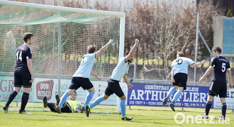Die Spieler des ASV Haselmühl II jubeln im A-Klassen-Spiel gegen die SG Rieden II/SV Vilshofen über einen Torerfolg – und nun auch über den Gewinn des Fairnesspokals. Keine andere Mannschaft im Fußballkreis Amberg/Weiden war in der abgelaufenen Spielzeit so fair wie die ASV-Reserve. Ziegler