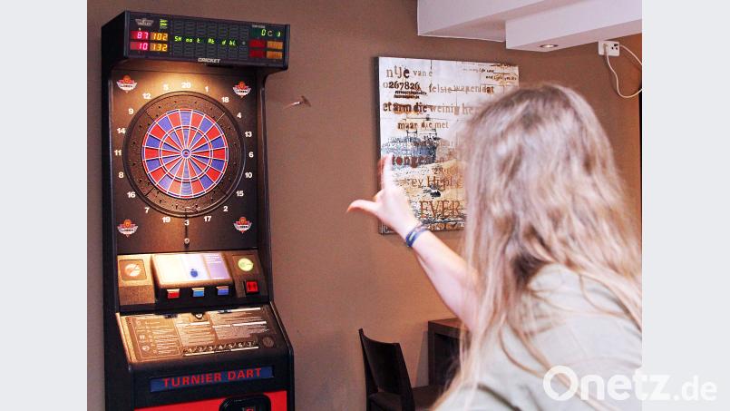 Beim Electronic-Dart, wie hier Manuela Ahlert zeigt, wird auf Automaten gespielt. Stephan Landgraf