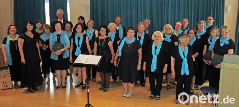 Unter der Leitung von Larissa Burgardt (Zweite von links) spannt „CHORisma“ einen musikalisch eindrucksvollen Bogen von „Melodien zwischen Himmel und Erde“. rdo