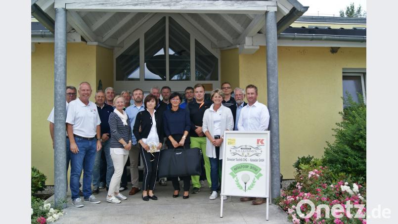 Die Gewinner der Brutto- und Netto-Klassen sowie der Sonderwertungen zusammen mit Jürgen Stowasser und Bernd Fürbringer (von links) sowie Marion Stowasser-Fürbringer (Vierte von rechts). exb