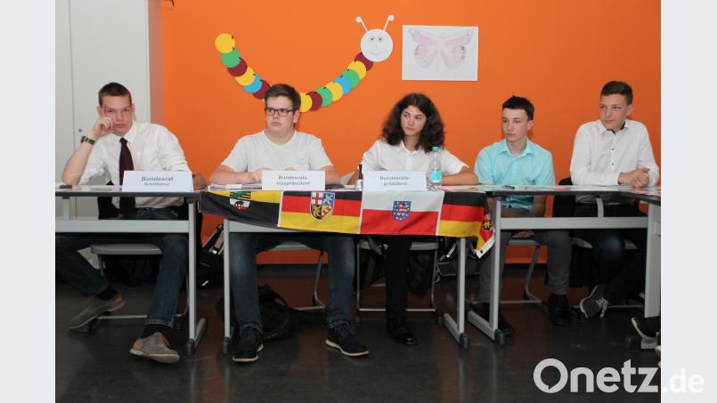 Die Zehntklässler schlüpfen in die Rollen von Politikern. exb