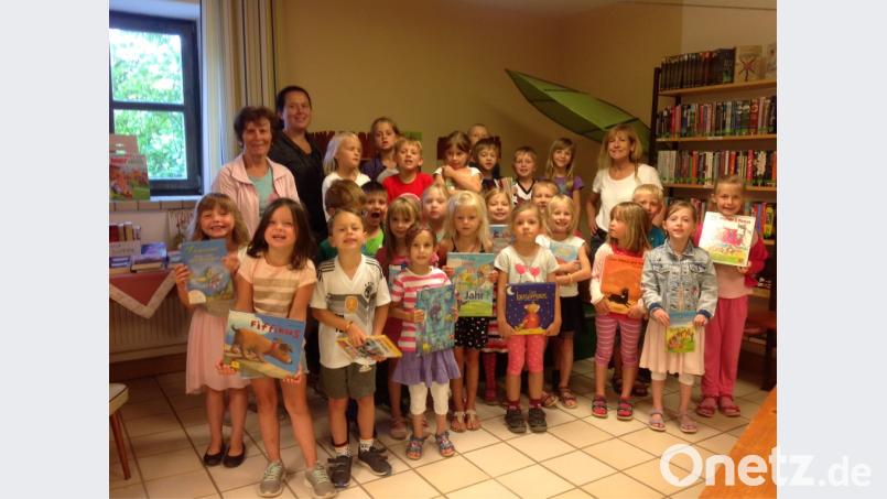 Vorschulkinder besuchen die Bücherei di