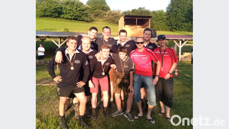 Das Team der Seilzieher der Fahrenbergauswahl samt Betreuer und Trainer sowie den Organisatoren des Turniers in Korb. fvo