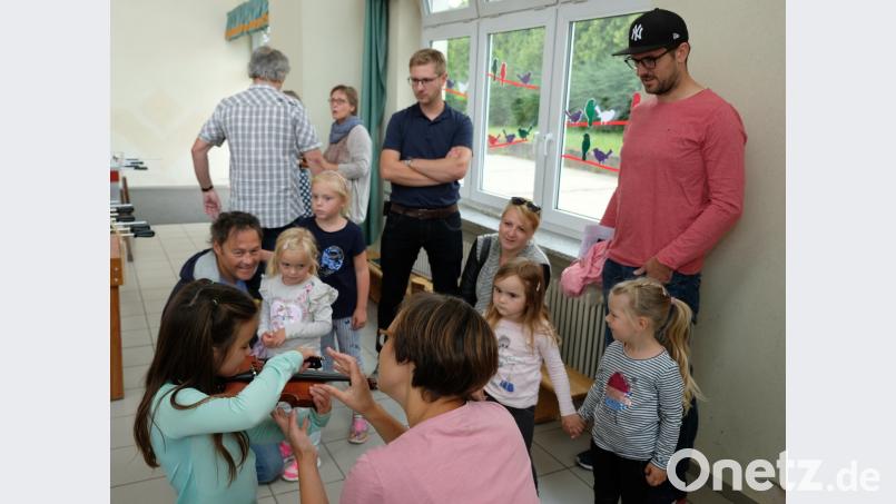 Fasziniert zeigen sich Kinder und Eltern von der Möglichkeit, unter fachkundiger Anleitung der Musiklehrerinnen und -Lehrer  ihr Lieblingsinstrument zu testen. do