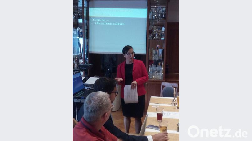 Notarin Sonja Pelikan bei ihrem Vortrag im Gasthof „Bayerischer Hof“. exb