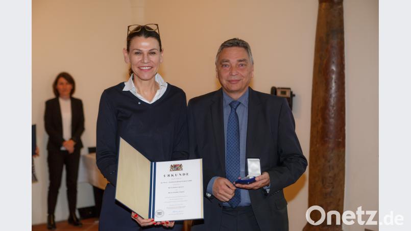 Kunstministerin Marion Kiechle überreicht die Denkmalschutzmedaille 2018 an Günther Kamm. exb/Steffen Leiprecht
