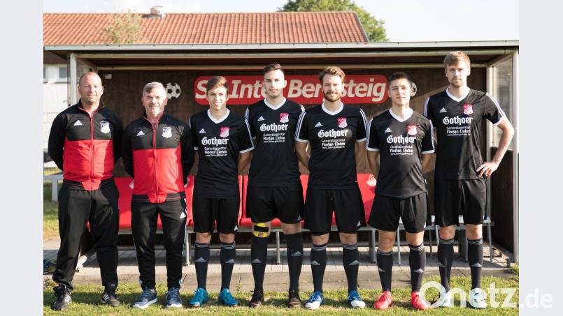 Die Verstärkungen für den SV Inter mit (von links) Trainer Markus Kipry, Hans Dobler, Fabian Geitner, Florent Sejdiu, Patrick Grieshaber, Alexander Filippov und Dominik Kozisek. ibs