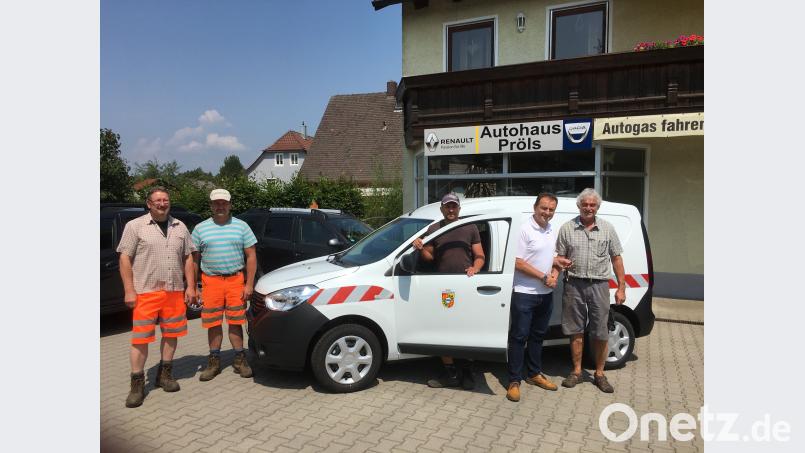 Bei der Übergabe des Neuwagens wünschen (von rechts) Wolfgang Pröls und Bürgermeister Anton Kappl  dem Bauhofteam Helmut Kellner, Robert Rieder und Josef Pausch allseits gute Fahrt. sl