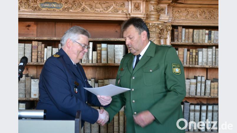 Polizeipräsident Gerold Mahlmeister (links) überreichte Reinhold Schreyer die Urkunde zur Versetzung in den Ruhestand. pz