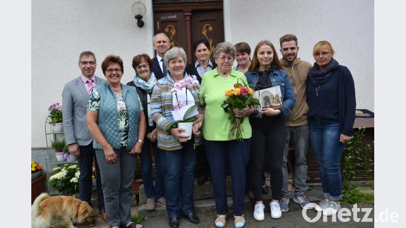 Betty Uschold (mit Blumenstrauß) feiert ihren 80. Geburtstag. Dazu gratulieren ihr Töchter, Enkel, Pfarrer Josef Most, Bürgermeister Hermann Ach und eine Abordnung des Frauenbunds mit Vorsitzender Angela Striegl. gi
