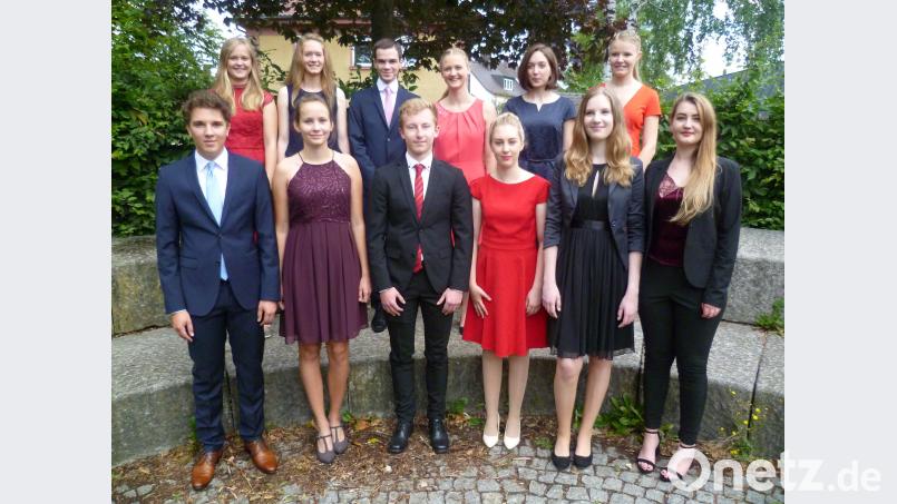 Sie freuen sich über ihr Einser-Abitur (vorne von links): Tobias Konrad (1,0), Natalie Reindl (1,1), Christian Wender (1,1), Sarah-Marie Rhode (1,2), Luisa Schwab (1,2) und Lea Forster (1,3). Hinten von links: Luisa Mertel (1,3), Theresa Weinfurtner (1,3), Elias Berschneider (1,4), Hanna Schöpf (1,4), Sandra Weiß (1,4) und Annika Singer (1,5). (usc)
