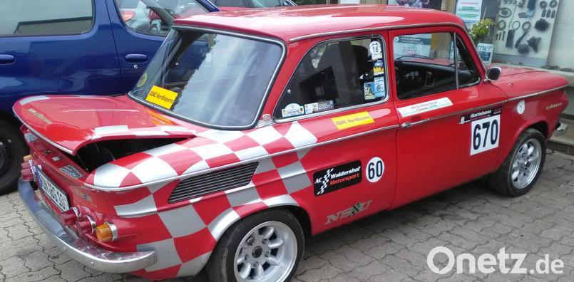 Der rote Prinz älteren Baujahres fällt auf ld