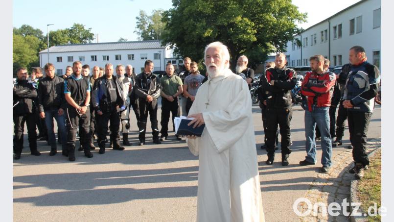 In der Rodinger Kaserne spendete Pastoralreferent Hans Rückerl vor der Abfahrt den Reisesegen. Bild: dl