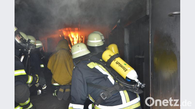 Die Feuerwehrleute erleben im Brandcontainer des Landesfeuerwehrverbands wie sich ein Feuer blitzschnell entwickelt. Jetzt steigt bereits Qualm auf. dob
