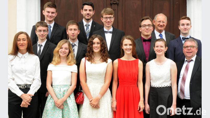 Direktor Wolfgang Wolters (rechts) gratuliert wie die Oberstufenkoordinatoren Angela Ziegler (links) und Albert Kiener (rechts oben) den besten Abiturienten (hinten von links): Tobias Ruder (1,0), Dominik Weber (1,5). Mitte: Fabian Wagner (1,2), Nicolai Fischer (1,3), Alexander Fenk (1,4), Ludwig Stepper (1,0), Jonas Berndt (1,5). Vorne: Franziska Wiesneth (1,5), Julia Wenkmann (1,5), Hanna Überschaer (1,0) und Magdalena Urban (1,0). Stephan Huber