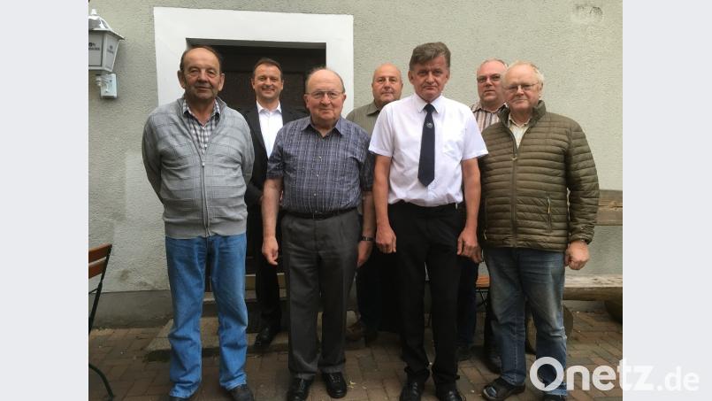 Vorsitzender Reinhard Bruckner (Dritter von rechts) wird für die nächsten zwei Jahre von seinem bewährten Team unterstützt (von links) Josef Kraus, Anton Kappl, Gerhard Scharff, Gerhard Kammerer, Josef Winter (junior) und Hans Winter. sl