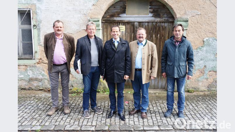 Bundestagsabgeordneter Albert Rupprecht besichtigt das Projekt Ackerbürgerhaus“ in der Knopfstadt. Zweiter Bürgermeister Michael Schedl, Alfred Wolf, Bürgermeister Alfred Stier und stellvertretender Vorsitzender Georg Sollfrank (von links) erläutern das Vorgehen. AWO