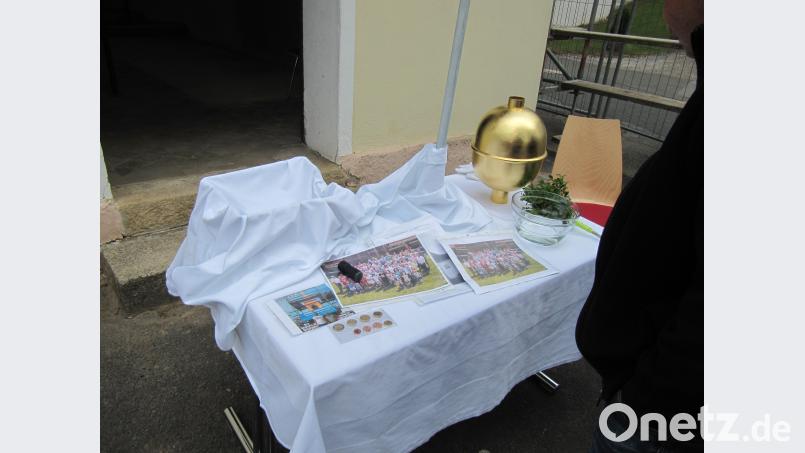 Der Inhalt der goldenen Kugel unter dem Kreuz wird bei der Weihe präsentiert. fg