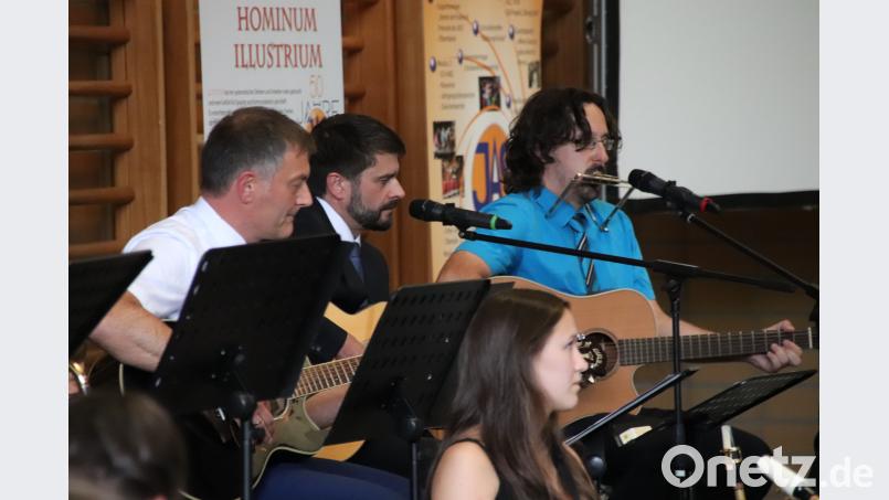 Am Ende gab es noch etwas von Bob Dylan auf Deutsch. Die Band hatte es in sich: Schulleiter Christian Schwab, Oberstufenkoordinator Christian Huber und Bigband-Chef Stefan Schindler (von links). Thomas Dobler
