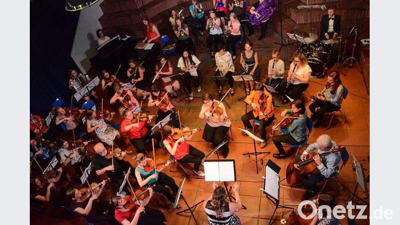 Ein prächtiges Bild gibt das Orchester ab, das sich aus aktiven und ehemaligen Schülerinnen des Elly-Heuss-Gymnasiums zusammensetzte. Kunz