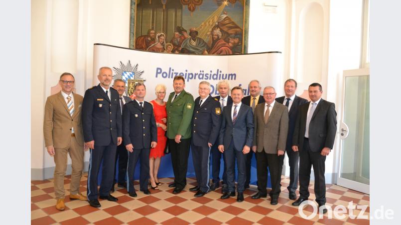 Im Kreuzgang des Klosters, wo auf den Festakt ein Empfang folgte: Reinhold Schreyer (in grüner Uniformjacke) und seine Frau Sabrina zusammen Polizeipräsident Gerold Mahlmeister und dessen Vertreter Thomas Schöniger sowie den Bürgermeistern der Gemeinden im Zuständigkeitsbereich sowie Landrat Wolfgang Lippert.. pz