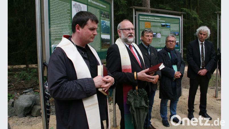 Pfarrer Martin Schlenk (Zweiter von links) und Pfarrer Maximilian Roeb (links) spendeten den Segen. Mit im Bild (von rechts) Landrat Wolfgang Lippert, Bürgermeister Toni Dutz und Forstbetriebsleiter Gerhard Schneider. wro