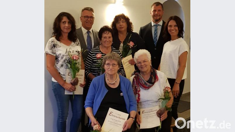 Bei der Jahreshauptversammlung der FU Tirschenreuth wurden zahlreiche Mitglieder geehrt. Unser Bild zeigt, sitzend vorne von links, Helga Zintl, Christa Legat sowie
stehend von links, Sabine Scheidler, Franz Stahl, Maria Witt, Olga Luft,  Huberth Rosner und Claudia Kost. exb