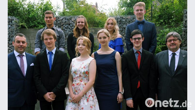 Die GMG-Abiturienten mit einem Notenschnitt von 1,5 und besser. Hintere Reihe von links: Benedikt Eckl (1,4), Dorothea Niller (1,0), Emily Eckert (1,5) und Felix Weiser (1,3). Vorne von links: Oberstufenkoordinator Studiendirektor Rüdiger Gleis, Thomas Ratzke (1,4), Cynthia-Marie Skorczyk (1,4), Christina-Sophie Schmidt (1,5) und Martin Mocker (1,1). (gf)