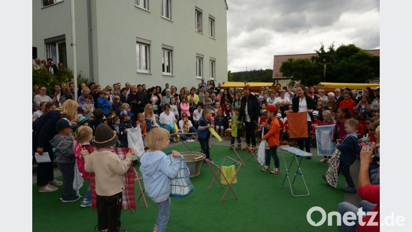 Großer Waschtag beim Sommerfest: Wie in alten Zeiten „waschen“ die Kinder ihre Wäsche nur per Hand. bey