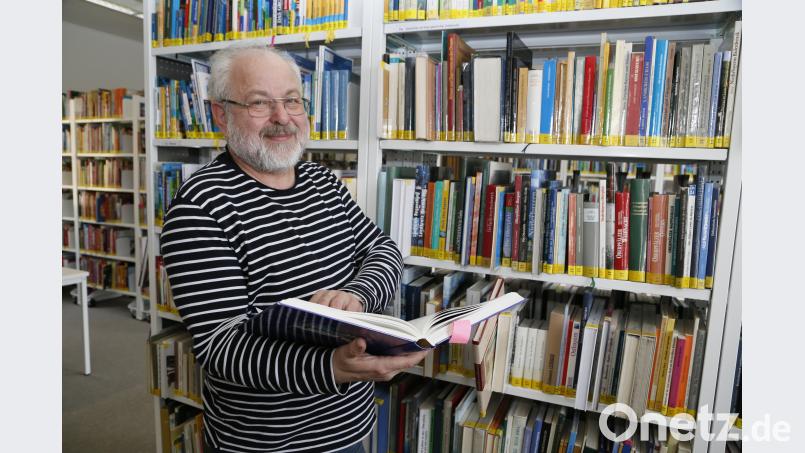 Bibliothekar Alfred Wolfsteiner blättert in einem Buch, auf das er zu Recht stolz ist: Die Schwandorfer Stadtchronik, an der er als Redakteur und Autor wesentlich mitgearbeitet hat. Hösamer