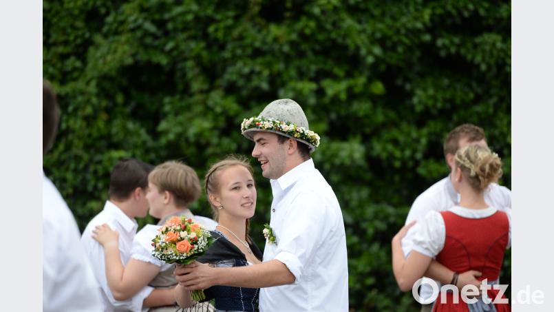 Das neu gekürte Oberkirwapaar Florian Salzhuber und Marlen Badura bei ihrem ersten Tanz in Thonhausen. brü