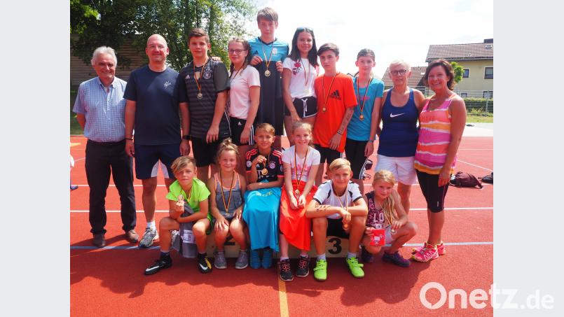 Gleich im Anschluss an die Wettkämpfe wurden die Schulbesten für ihre herausragenden Leistungen geehrt. Bürgermeister Manfred Kratzer, Konrektor Alexander Köstler, Fachoberlehrerin Doris Lautenbacher und Lehrerin Kerstin Zaus gratulierten den Sportlern  und überreichten Medaillen sowie attraktive Sachpreise. jpl