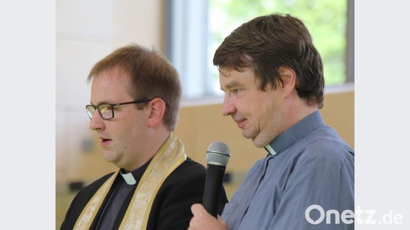 Kaplan Daniel Fenk (links) und Pfarrer Roland Kurz bei der Segnung der neuen Turnhalle. Martin Franitza